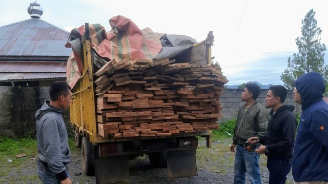 Barang bukti truk berisi kayu ilegal. Foto: Polisi