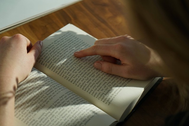 Ilustrasi huruf tebal dalam EYD edisi V, sumber foto: (Thought Catalog) by unsplash.com