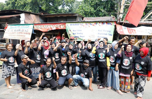 Relawan Komunitas Warteg (Kowarteg) Indonesia pendukung Ganjar Pranowo membagikan paket sumbangan kepada pedagang Pasar Kebon Pala, Jatinegara, Jakarta Timur, Kamis (25/8/2022). Foto: Dok. Istimewa