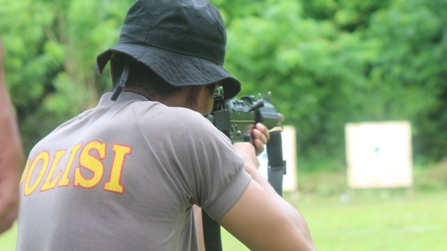 Ilustrasi Polisi Latihan Menembak. Foto: Dok. Polres Manggarai Barat