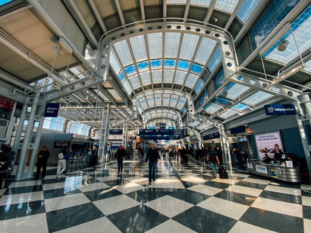 Prosedur Kedatangan di Bandara Soekarno-Hatta Saat Pandemi Covid, Foto Ini Hanya Ilustrasi dan Bukan Tempat Asli, Foto: Pexels/Kelly