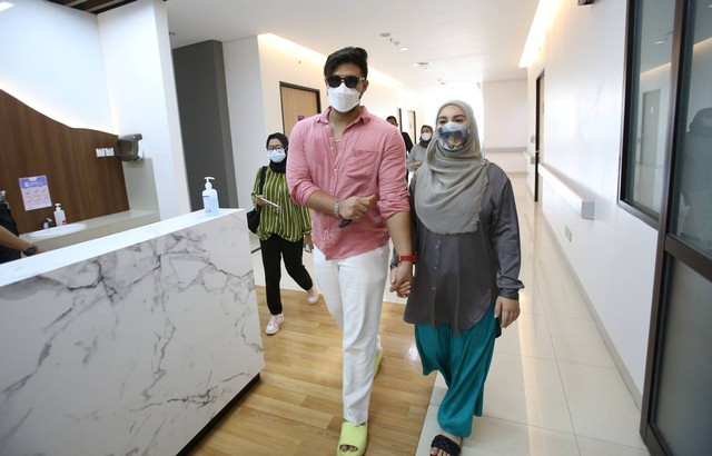 Pasangan artis Amar Zoni dan Irish Bella di rumah sakit kawasan Bintaro, Tangerang Selatan, Kamis (25/8/2022). Foto: Agus Apriyanto