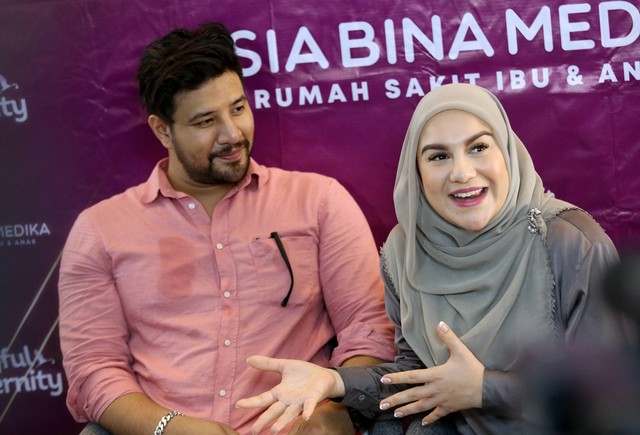 Pasangan artis Amar Zoni dan Irish Bella saat memberikan keterangan usai melahirkan anak ke empat mereka di rumah sakit kawasan Bintaro, Tangerang Selatan, Kamis (25/8/2022). Foto: Agus Apriyanto