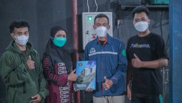 Tim PKM menyerahkan alat kepada mitra. Foto: dok Polinema