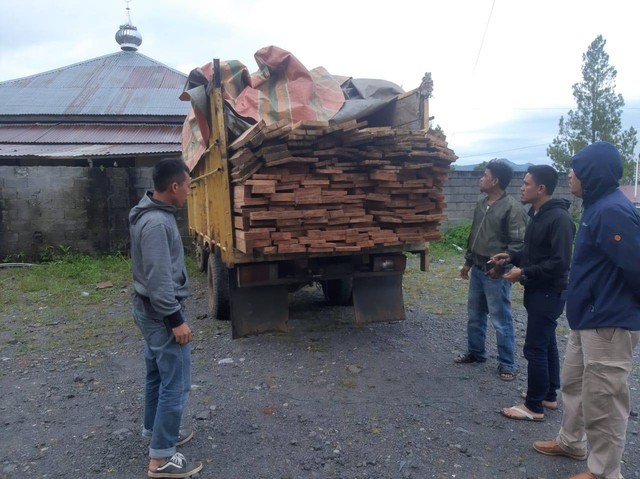 Satreskrim Polres Bener Meriah mengamankan tiga orang pria diduga pelaku ilegal logging, yang mengangkut kayu tanpa mengantongi surat izin. Foto: Dok. Istimewa