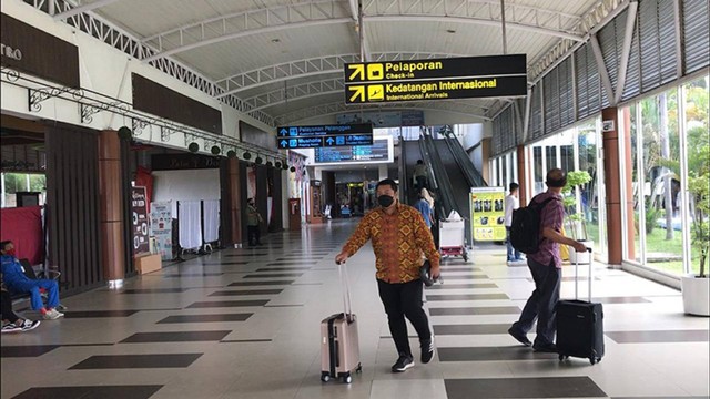 Penumpang di Bandara Sultan Syarif Kasim II Pekanbaru (Foto: RAHMADI DWI/SELASAR RIAU)