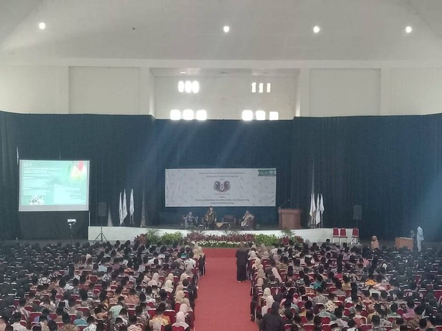 Anggota Komisi IV DPR RI, Luluk Nur Hamidah, saat memberikan motivasi kepada mahasiswa UIN Malang. Foto: M Sholeh