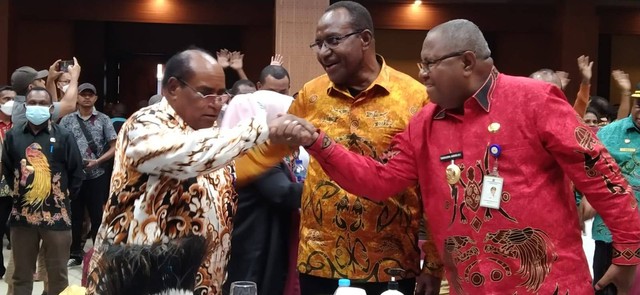 Tampak kegembiraan terpancar dari wajah Mantan Wali Kota Sorong Lambert Jitmau, mantan Bupati Maybrat Bernard Sagrim dan Bupati Sorong Selatan Samsuddin Anggiluli mendengar pernyataan dari Ketua Komisi II DPR RI, foto: Yanti/BalleoNEWS