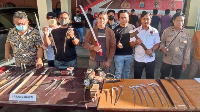 Polisi menunjukkan senjata tajam yang diproduksi dari pabrik yang berhasil digrebek.