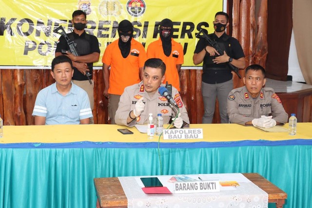 Kapolres Baubau AKBP Erwin Pratomo (tengah) saat menggelar jumpa pers. Foto: Dok Polisi.