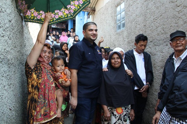 Calon Anggota DPR RI Dapil Jabar 2 dari Partai Nasdem, Rajiv, yang mendatangi sejumlah warga di Cieunteung, Baleendah, Kabupaten Bandung pada Kamis (24/8). (istimewa)