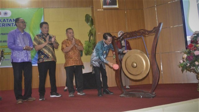 Bupati Gorontalo, Nelson Pomalingo, membuka kegiatan Pelatihan Kapasitas Staf Pemerintah tentang Standar Operating Procedure–Good Agricultural Practice (SOP-GAP) Komoditi Pisang Gapi, Development Integrated Farming System at Upland Areas (Upland Project). Kamis, (25/8). Foto: Dok banthayo