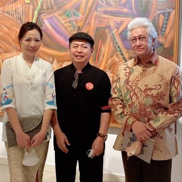 Ketua Umum Moeldoko Center, Trisya Suherman (kanan) datang langsung saat pembukaan pameran Prof Tulus Warsito. Foto: Dok. Istimewa