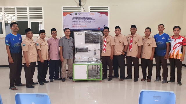 Gambar 1. Penyerahan Alat Trainer Air Conditioner (AC) di SMK NU 1 Karanggeneng. Foto : Dokumentasi Pribadi