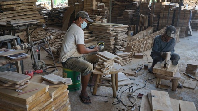 Usaha mebel dan kerajinan kayu milik Roisah (45), di Desa Tempellemahbang, Kecamatan Jepon, Kabupaten Blora. Kamis (25/08/2022). (foto: dok istimewa)