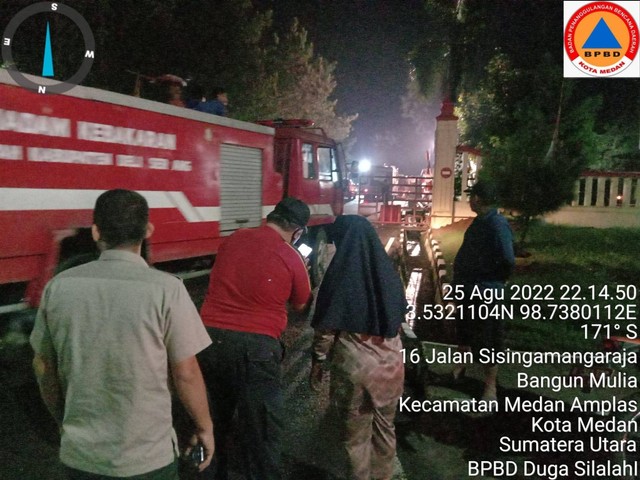Tim pemadam kebakaran saat memadamkan api di Polda Sumut. Foto: BPBP Kota Medan