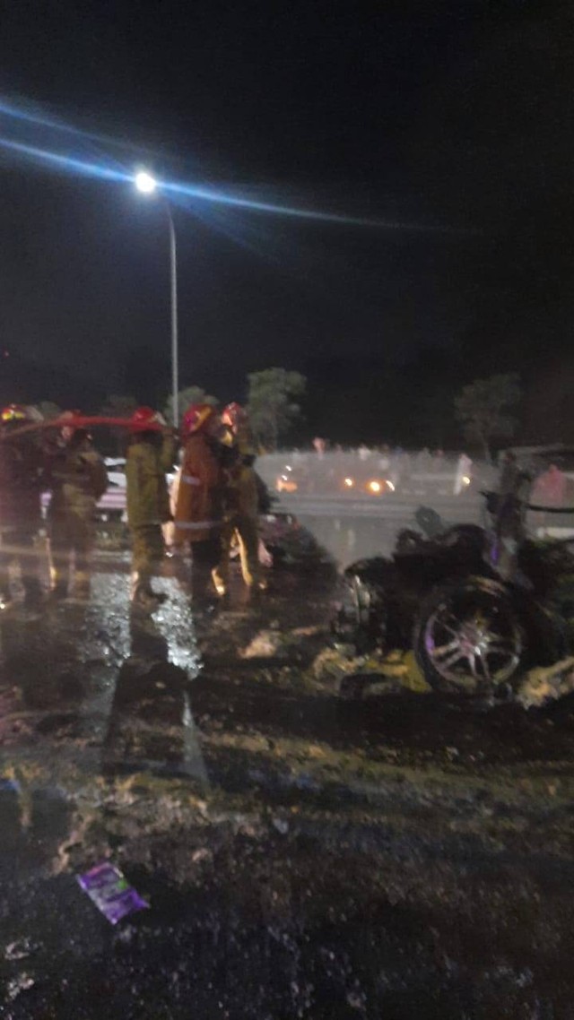 Porsche terbakar usai tabrak truk di Tol Jagorawi, Kamis (25/8).  Foto: Dok. Istimewa