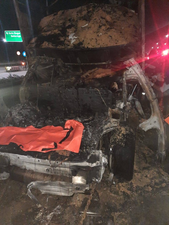 Porsche terbakar usai tabrak truk di Tol Jagorawi, Kamis (25/8).  Foto: Dok. Istimewa