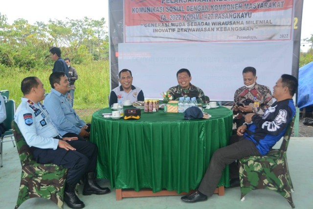 Kepala Rutan Pasangkayu Kantor Wilayah Ikuti Pelatihan Menembak Di Kodim 1427/Pasangkayu. Foto: Rutan Pasangkayu/dok (26/08)