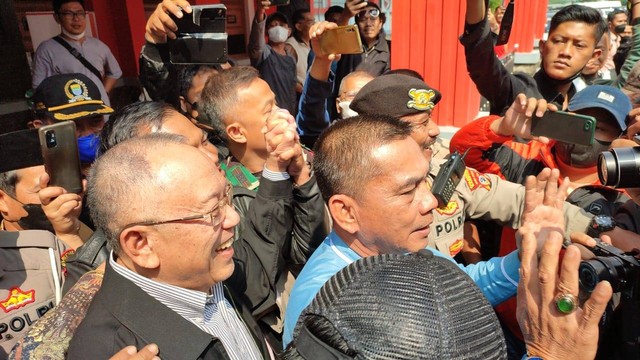 Mantan Wali Kota Bandung Dada Rosada ketika keluar dari Lapas Sukamiskin, Kota Bandung pada Jumat (26/8). Foto: Rachmadi Rasyad/kumparan