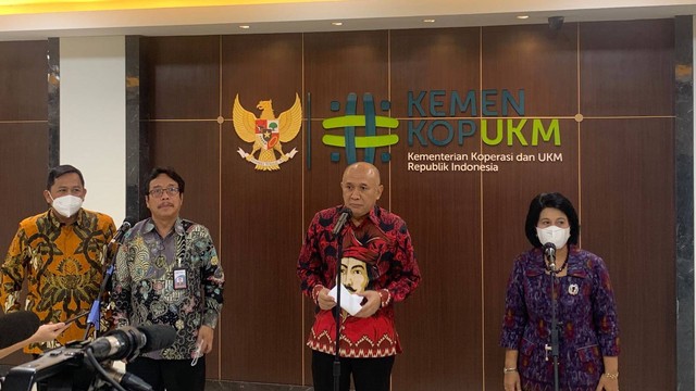 Menteri Koperasi dan UMKM (Menkop UKM), Teten Masduki (kedua dari kanan) gelar konfresi pres mengenai Pengembangan Minyak Makan Merah. Foto: Nabil/Kumparan