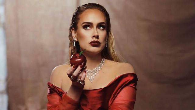 Adele Pakai Gaun Merah ala Snow White untuk Video Klip Oh My God Foto: Instagram @adele.