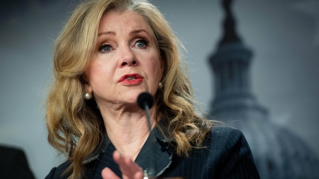 Senator AS Marsha Blackburn berbicara selama konferensi pers menjelang pemungutan suara atas pengukuhan Hakim Ketanji Brown Jackson sebagai wanita kulit hitam pertama yang pernah menjabat di Mahkamah Agung. Foto: SAUL LOEB / AFP