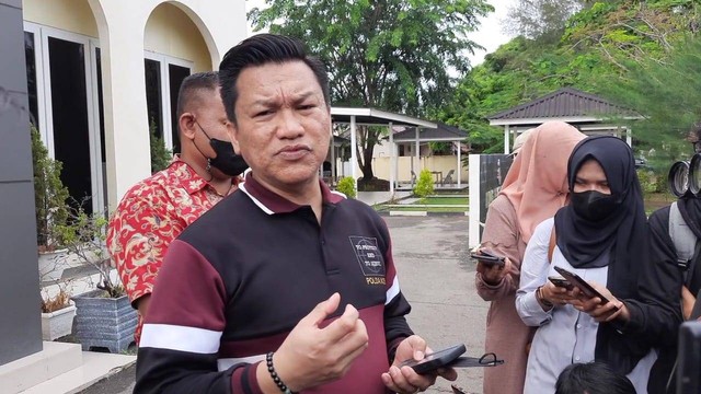 Kabid Humas Polda Aceh, Komisaris Besar Winardy memberikan keterangan kepada jurnalis. Foto: Habil Razali/acehkini 