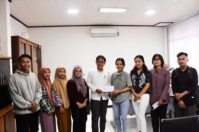 PT Perkebunan Nusantara (PTPN) XIII menyerahkan bantuan beasiswa kepada Mahasiswa. Foto: PTPN XIII