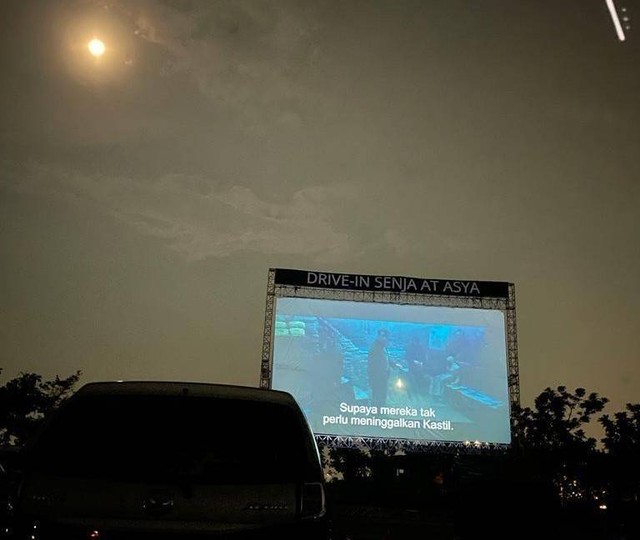 (Layar yang Memainkan Film di Drive-In Senja. Foto: Dokumen Pribadi)