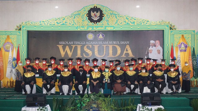 Acara wisuda STAI Nurul Iman Parung