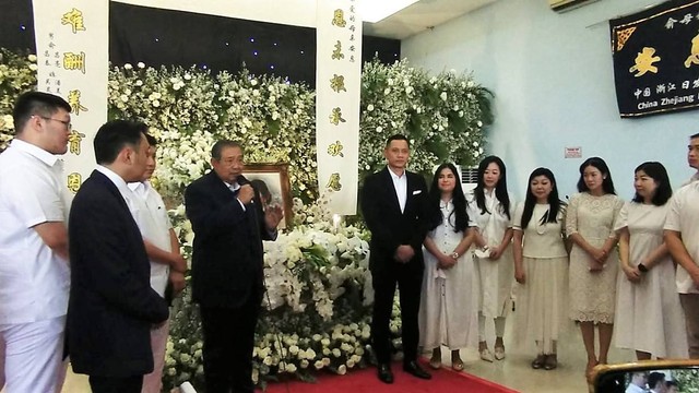 Presiden ke-6 RI, Susilo Bambang Yudhoyono (SBY), melayat istri pendiri PT Sritex Lukminto, Susyana Lukminto, di rumah duka Thiong Ting, Solo, Jumat (26/08/2022). FOTO: Fernando Fitusia