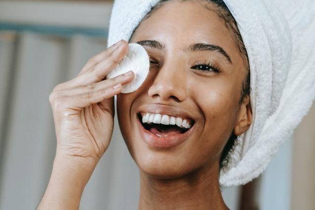 Ilustrasi cara pakai milk cleanser. Foto: Unsplash
