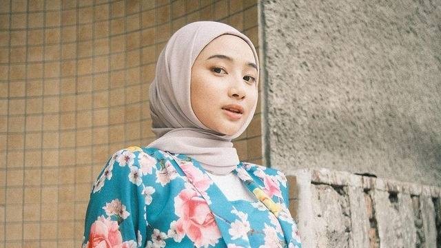 Potret gaya outfit kebaya yang tampak modis dan kekinian. Foto: Instagram.com/ansellmaputri