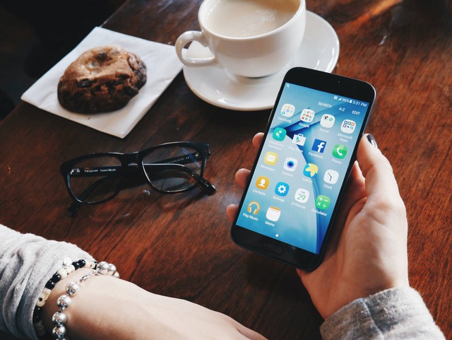 Ilustrasi Cara Logout Gmail di iPhone, sumber foto: (Patrick Tomasso) by unsplash.com