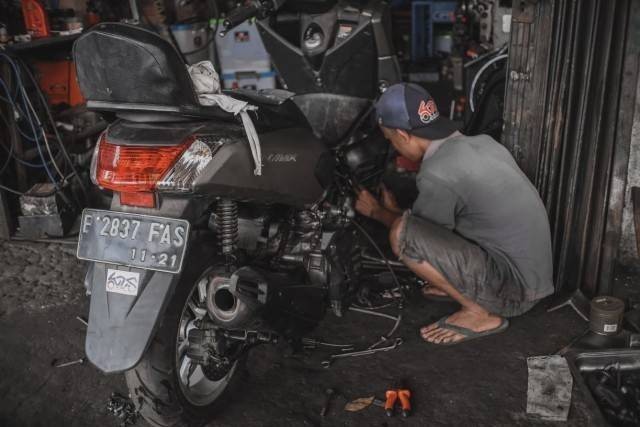 Tips servis motor hemat di bengkel tidak resmi. Foto: Bangkit Jaya Putra/kumparan