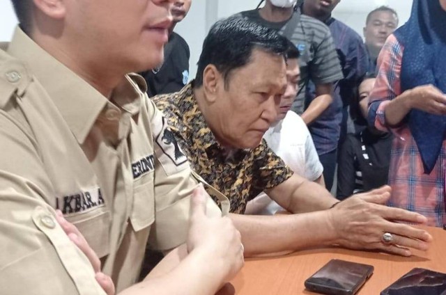 Anggota DPRD Palembang, Syukri Zen, saat meminta maaf atas perbuatannya yang vital di media sosial. Foto: Toriq Abdullah 