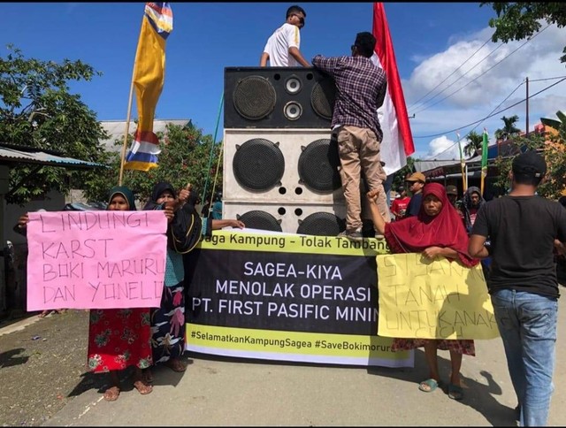 Pemuda dan masyarakat saat menggelar unjuk rasa menolok PT First Pacific Mining beroperasi di Desa Sagea. Foto: Istimewa