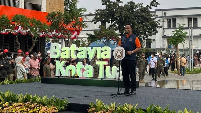 Gubernur DKI Jakarta Anies Baswedan meresmikan dan meninjau Festival Batavia Kota Tua, Jumat (26/8).  Foto: Haya Syahira/kumparan