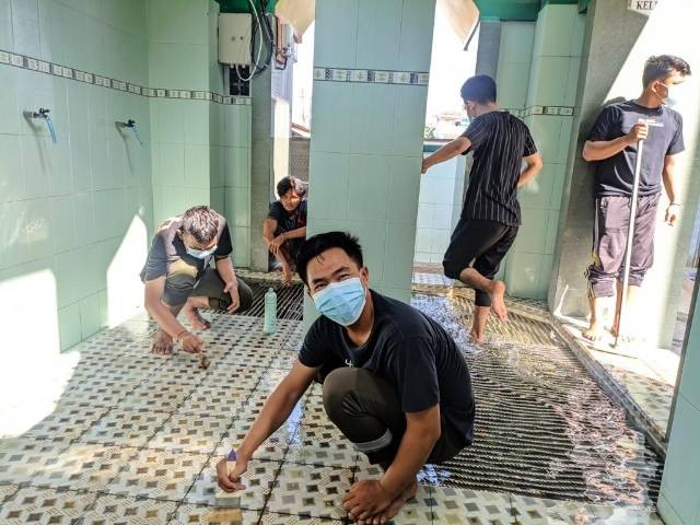 Ayik : KKN UMSurabaya membersihkan tempat wudhu masjid NU Payaman, Solokuro