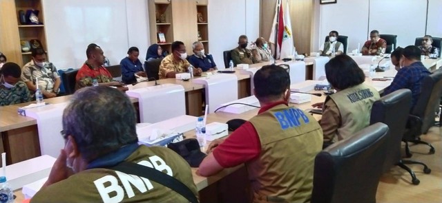 Rapat koordinasi penanganan banjir di Kota Sorong oleh BNPB, BPBD Papua Barat dan BPBD Kota Sorong, Jumat (26/8), foto: Yanti/BalleoNEWS