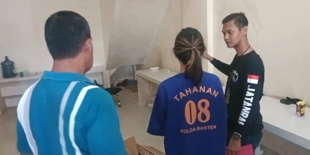 Penggeledahan tempat operasional judi online jaringan RM di Tangerang, Jumat (26/8/2022). Foto: Dok. Istimewa