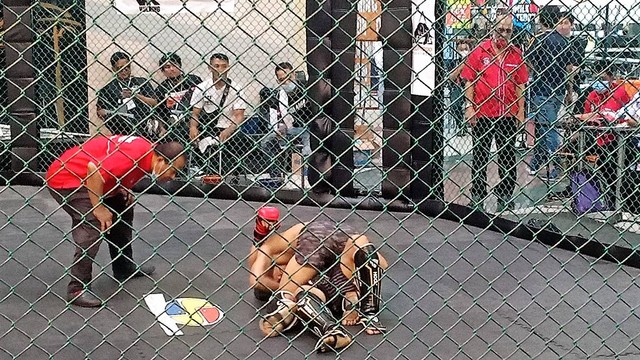 Peserta bertarung dalam Kejurnas MMA Piala Wali Kota Solo di Solo Grand Mall, Jumat (26/08/2022). FOTO: Agung Santoso