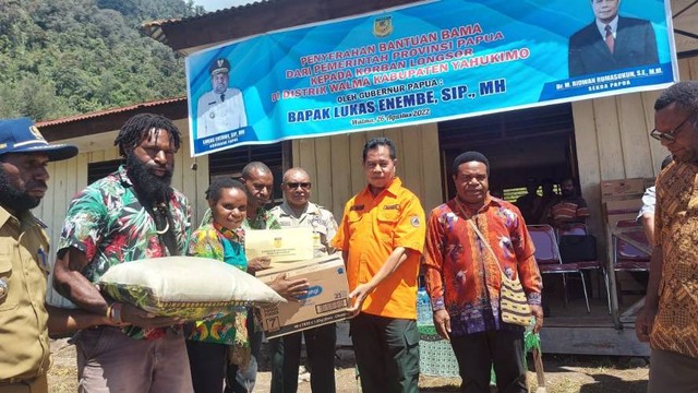 Pemprov Papua menyerahkan bantuan 750 ton sembako dan uang tunai kepada korban longsor di Distrik Walma, Kabupaten Yahukimo, Papua. (Foto Humas Pemprov Papua)