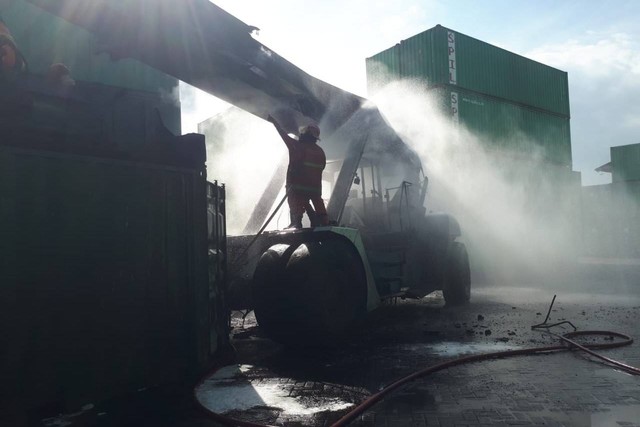 Satu unit kontainer dan kendaraan pengangkat atau reach stracker terbakar hangus di DEPO SPIL Jalan Tanjung Batu, Kelurahan Perak Barat, Kecamatan Krembangan, Surabaya pada Jumat (26/8/2022). Foto: Command Center 112 Surabaya