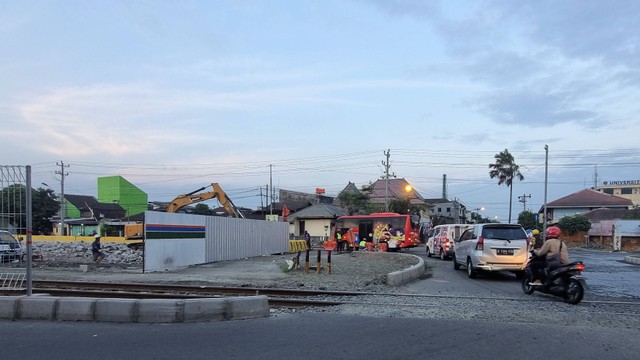 Lokasi proyek pembangunan rel kereta layang di simpang Joglo, Solo. FOTO: Fernando Fitusia