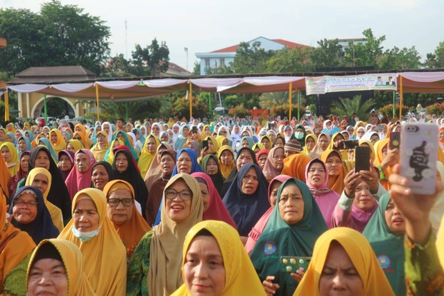 Ratusan masyarakat dari berbagai ormas Islam di Indonesia saat menghadiri Kongres Umat Islam di Asrama Haji Medan. Foto: Rahmat Utomo/kumparan