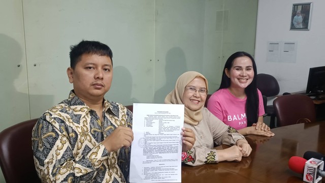 Isa Zega bersama kuasa hukumnya, Pitra Romadoni dan Elza Syarief, Menteng, Jakatta Pusat, Jumat (26/8/2022).
 Foto: Giovanni/kumparan