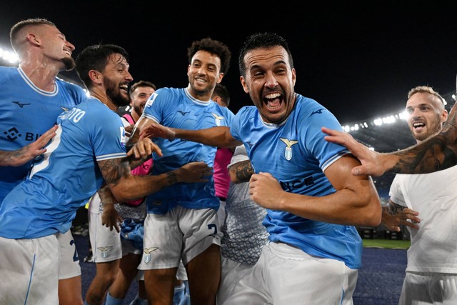 Pemain Lazio Pedro melakukan selebrasi dengan rekan setimnya setelah pertandingan di Stadio Olimpico, Roma, Italia, Jumat (26/8/2022). Foto: Alberto Lingria/REUTERS