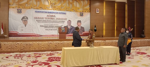 Serah terima jabatan dari Bupati Sorong periode 2017-2022 ke Penjabat Bupati Sorong, Yan Piet Moso.